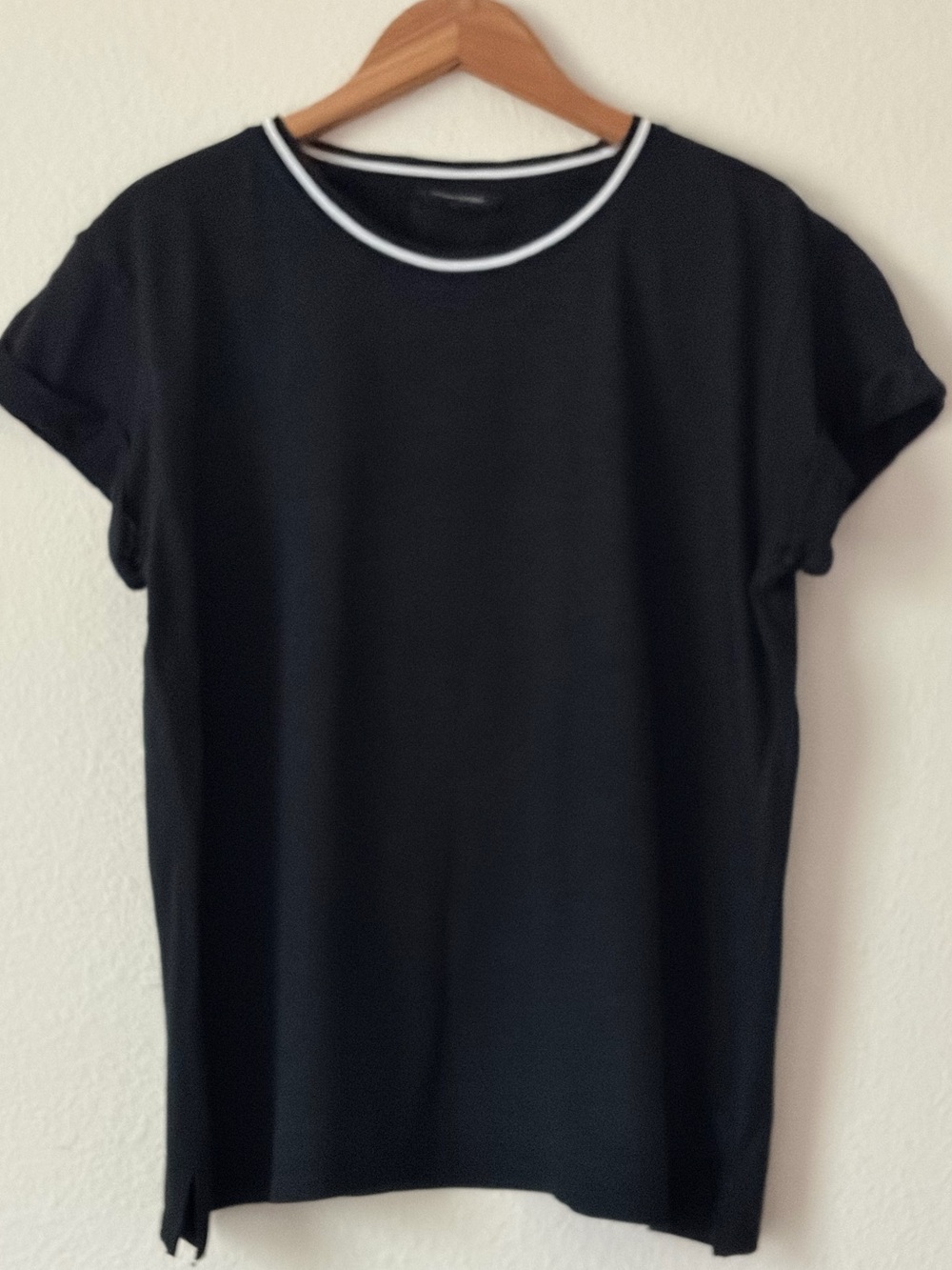 Banana Republic Women’s ShortSleeve Black Crewneck T-Shirt W/White Trim Medium